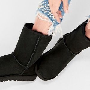 UGG BLK SHORT Boots size 8